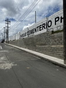 Muro de contención y andén realizado al lado del Cementerio.