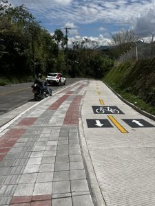 Andén y cicloruta entre el barrio La Libertad y el Aeropuerto.